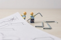 Lego-Figuren mit Bauplan